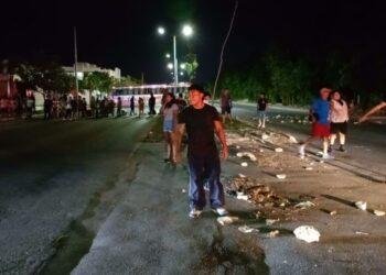 POR APAGONES: Bloquean colonos la avenida Constituyentes de Playa del Carmen (VIDEO)