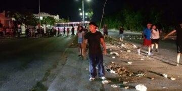 POR APAGONES: Bloquean colonos la avenida Constituyentes de Playa del Carmen (VIDEO)