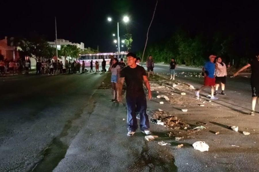 POR APAGONES: Bloquean colonos la avenida Constituyentes de Playa del ...
