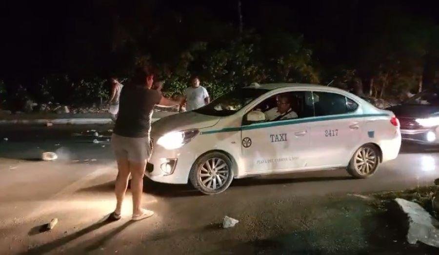 POR APAGONES: Bloquean colonos la avenida Constituyentes de Playa del Carmen (VIDEO) 1 BLOQUEO4