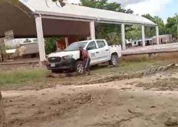 ZONA MAYA: Retienen camioneta de CFE por falta de atención a poste dañado