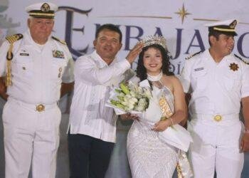 Coronan a embajadora del Día de la Marina en Isla Mujeres