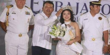 Coronan a embajadora del Día de la Marina en Isla Mujeres