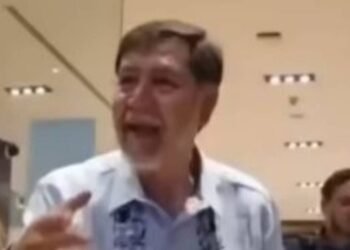 Fernández Noroña abandona restaurante ante reclamos de comensales