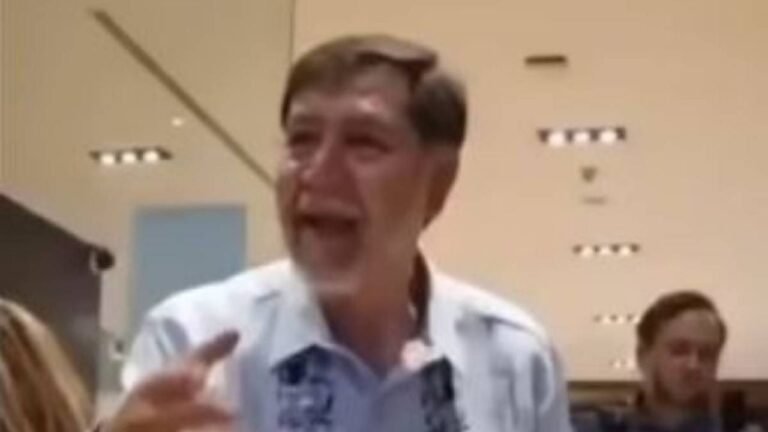 Fernández Noroña abandona restaurante ante reclamos de comensales