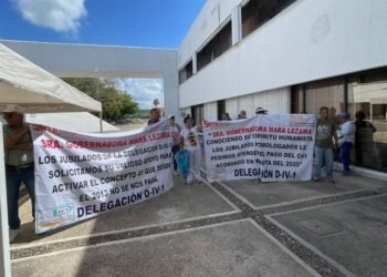 PROTESTAN EN LA SEQ: Maestros jubilados y pensionados exigen pago de prestación