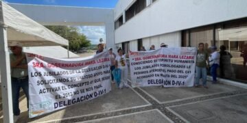 PROTESTAN EN LA SEQ: Maestros jubilados y pensionados exigen pago de prestación