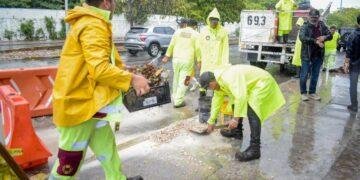 Despliegan brigadas para prevenir afectaciones por lluvias en Cancún
