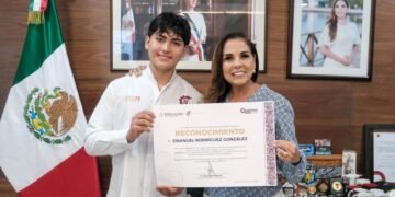 Reconoce Mara Lezama a destacado estudiante del CBTIS de FCP