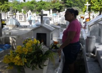 DÍA DE LAS MADRES: Nutrida afluencia a panteones de Chetumal