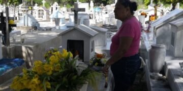 DÍA DE LAS MADRES: Nutrida afluencia a panteones de Chetumal
