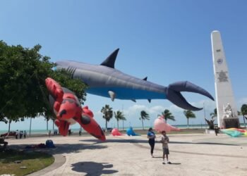 128 ANIVERSARIO: Realizan exhibición de papalotes gigantes en Chetumal