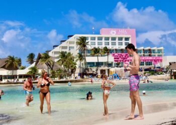 Playa Norte, sitio favorito de turistas y familias isleñas