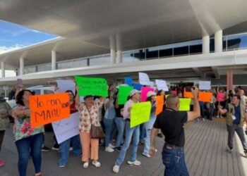 CHIHUAHUA: Reciben entre gritos y empujones a Ariadna Montiel y Andy López