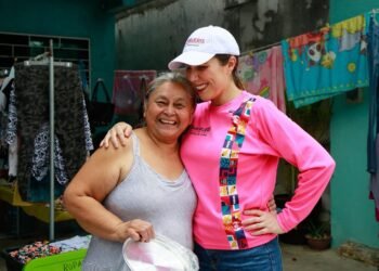 Atenea consiente a las mamás de la Zona Continental de Isla Mujeres