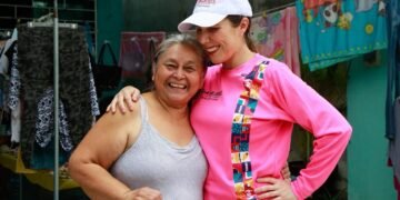 Atenea consiente a las mamás de la Zona Continental de Isla Mujeres