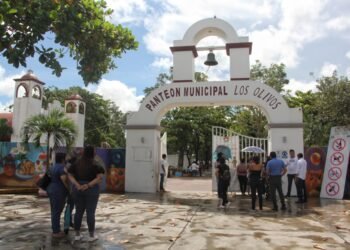 10 DE MAYO: Visitan familias panteones de Cancún para recordar a madres fallecidas