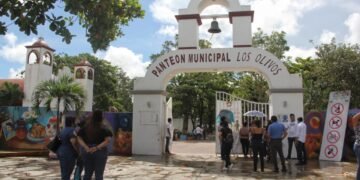 10 DE MAYO: Visitan familias panteones de Cancún para recordar a madres fallecidas
