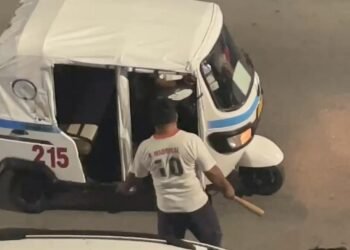 VILLAS DEL SOL: Captan a presunto taxista golpeando con bate a mototaxista en Playa del Carmen (VIDEO)