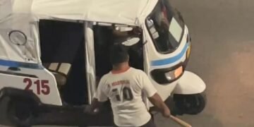 VILLAS DEL SOL: Captan a presunto taxista golpeando con bate a mototaxista en Playa del Carmen (VIDEO)