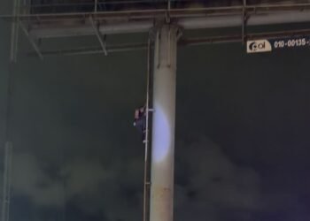Sujeto sube a espectacular para evitar ser detenido tras robar una gasolinera en Cancún