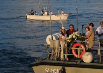 Rinden homenaje a hombres caídos del mar con ofrenda floral en Cozumel