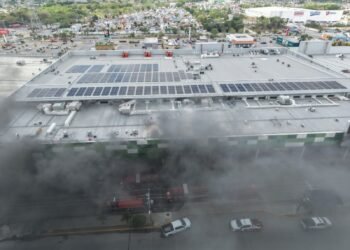 Evacúan a 300 personas tras incendio en Mi Plaza Héroes