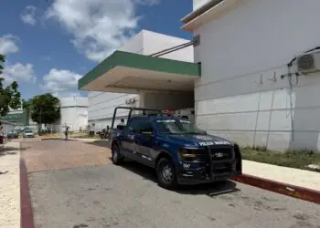 ATAQUE EN KUSAMIL: Balean a presunto prestamista colombiano frente a primaria en Cancún