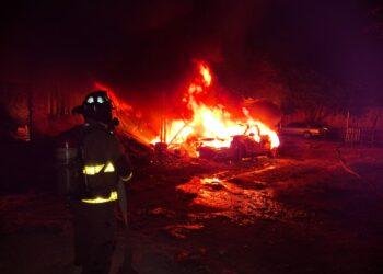 Devora incendio vivienda y taller de carpintero en la colonia La Jungla de Cancún