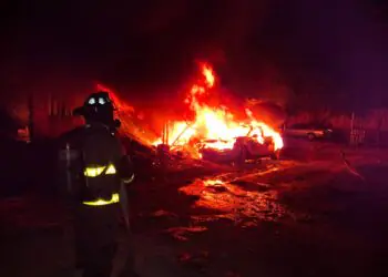 Devora incendio vivienda y taller de carpintero en la colonia La Jungla de Cancún