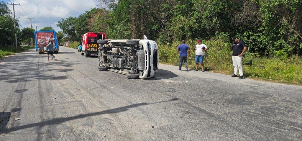 Dejan dos volcaduras tres lesionados en Cancún 1 WhatsApp Image 2026 05 20 at 12.58.41 PM