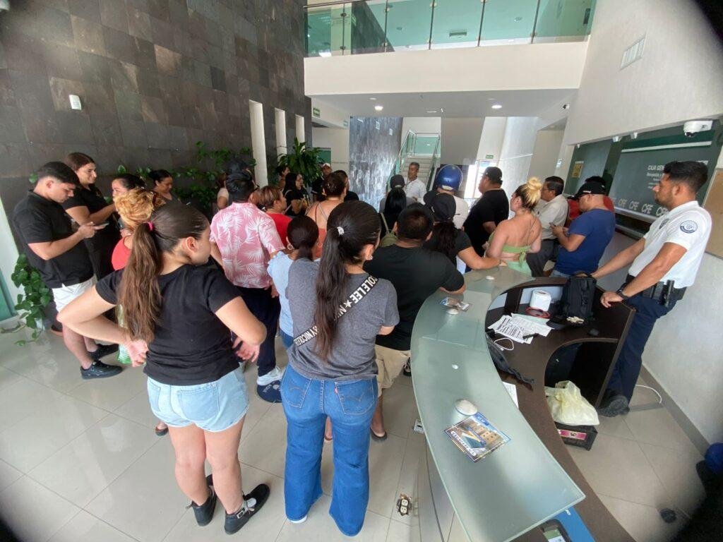 POR APAGONES: Protestan frente oficinas de la CFE en Playa del Carmen 1 WhatsApp Image 2026 05 20 at 2.29.26 PM 1