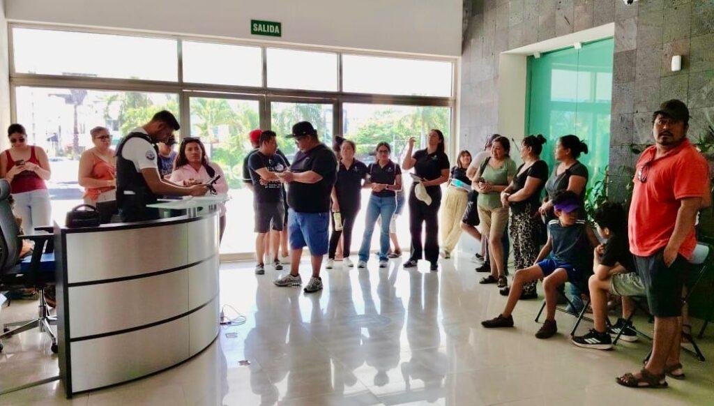 POR APAGONES: Protestan frente oficinas de la CFE en Playa del Carmen 2 WhatsApp Image 2026 05 20 at 2.29.26 PM 2