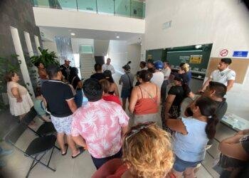 POR APAGONES: Protestan frente oficinas de la CFE en Playa del Carmen