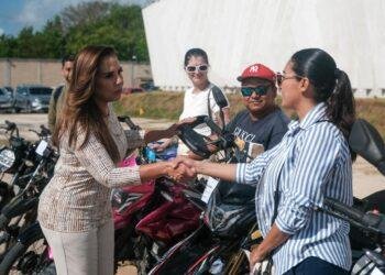 Entrega Mara motocicletas y mototaxi recuperados tras robos