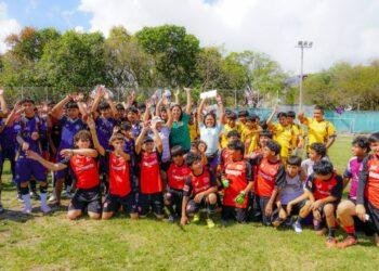 Convive Marybel con familias y deportistas en Cancún
