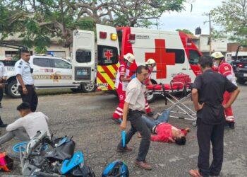 Resultan lesionados dos motociclistas tras aparatoso choque en Cancún 2 Resultan lesionados dos motociclistas tras aparatoso choque en Cancún