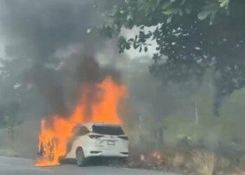 Se incendia taxi en el bulevar Colosio 1 Se incendia taxi en el bulevar Colosio