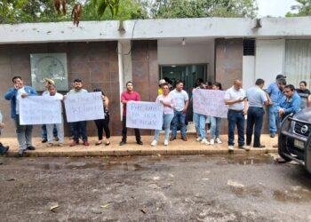 PARO DE LABORES: Trabajadores exigen recursos y salarios atrasados