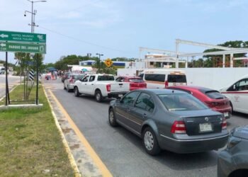EXIGEN ACCESO A PLAYAS: Realizan bloqueos intermitentes en carretera federal 307