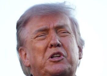 Anuncia Trump desplome petrolero e inflación récord en Estados Unidos
