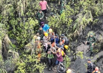 El Dukono exige su peaje: Excursionistas desafían alerta y caen en la erupción