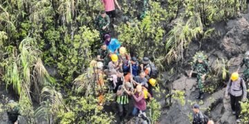 El Dukono exige su peaje: Excursionistas desafían alerta y caen en la erupción