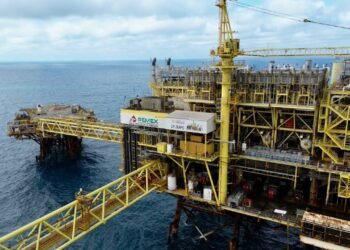 S&P rebaja perspectivas de Pemex y CFE, escala riesgo de deuda