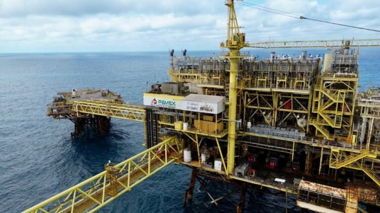 S&P rebaja perspectivas de Pemex y CFE, escala riesgo de deuda