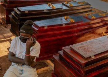 Congo prohíbe velatorios por ébola mientras la OMS eleva el riesgo 2 Congo prohíbe velatorios por ébola mientras la OMS eleva el riesgo