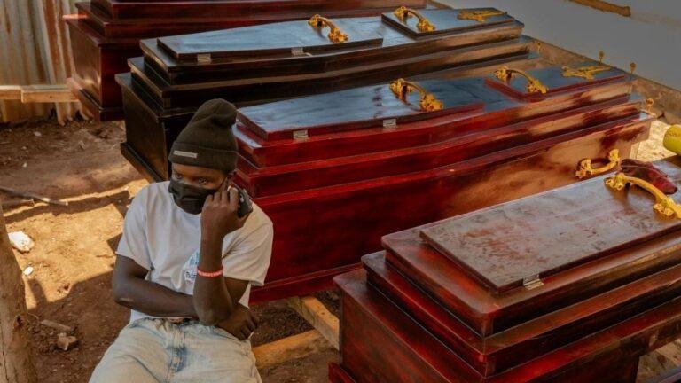 Congo prohíbe velatorios por ébola mientras la OMS eleva el riesgo