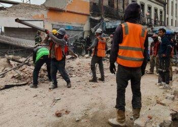 Colapso de estructura impacta microbús y hiere a cuatro en CDMX