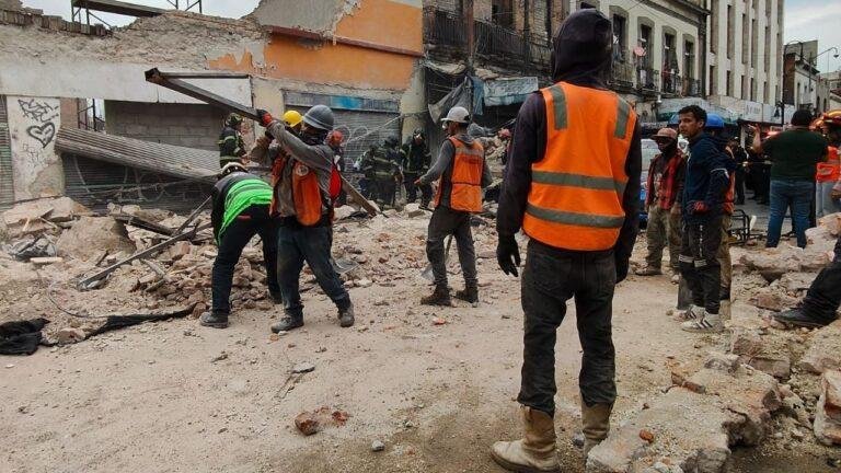 Colapso de estructura impacta microbús y hiere a cuatro en CDMX
