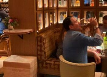 Exhiben a Miguel Ángel Yunes Márquez en bar de lujo en Madrid